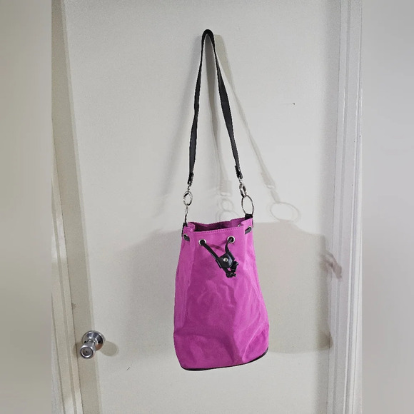 Chic Fuchia and Black Shoulder Bag with Striking Contrast - Picture 2 of 9